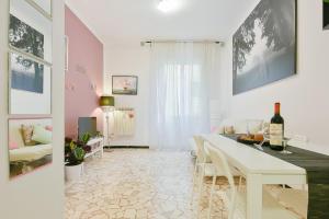 une salle à manger avec une table blanche et un canapé blanc dans l'établissement We Home - Dall'ARA57 - Bologna Stadium, à Bologne