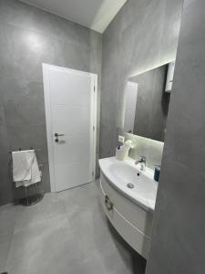 Ванна кімната в Lovely Apartment