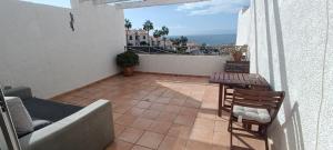 Ein Balkon oder eine Terrasse in der Unterkunft Apartment with ocean view in Costa Adeje