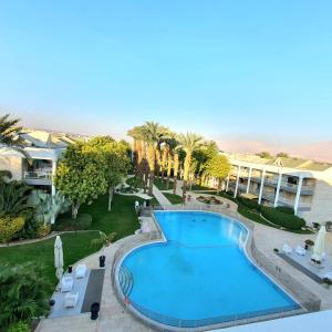Výhled na bazén z ubytování Barak Royal Suites VIP 94 - חמש דקות מהים ומהטיילת nebo okolí