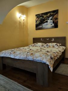 een bed in de hoek van een kamer bij SMB Studio Poarta Schei in Braşov