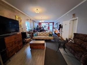 TV a/nebo společenská místnost v ubytování Auberge Jeunesse à Loulou + 37 fotografií