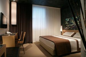 Кровать или кровати в номере Sea Art Hotel