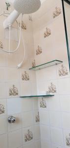 y baño con ducha y estante de cristal. en Sobrado no Melhor Local do Indaiá, en Caraguatatuba 36 fotos más