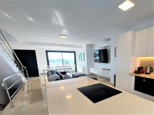 uma sala de estar com um sofá e uma mesa em Villa Playa Amadores - Luxury villa with heated pool em Puerto Rico de Gran Canaria
