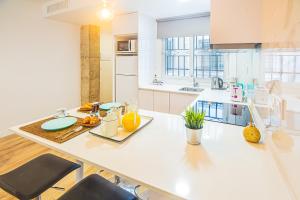 a kitchen with a table with oranges on it at CARTAGENAFLATS, Apartamentos Anfiteatro Romano 4C in Cartagena