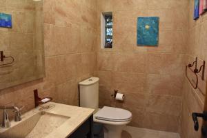 La salle de bains est pourvue de toilettes et d'un lavabo. dans l'établissement Finca Ogawa, à Los Sauces