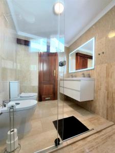 y baño con aseo, lavabo y ducha. en Villa Playa Amadores - Luxury villa with heated pool, en Puerto Rico de Gran Canaria