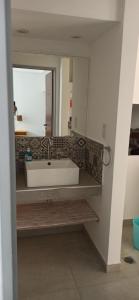 プラヤ・ウニオンにあるPlus Playa Uniónの白い浴槽と鏡のあるバスルーム +11枚の写真