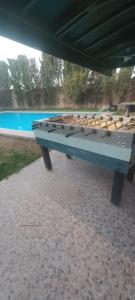 una mesa de ping pong frente a una piscina en Villa à louer dans un endroit magnifique, en Tifnit