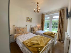 เตียงในห้องที่ SEAVIEW self-catering coastal bungalow in rural West Wight