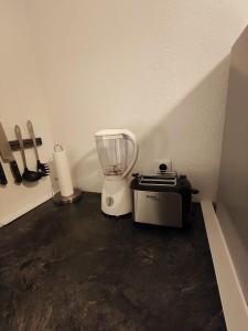 a blender sitting on top of a counter at Dachgeschosswohnung mit Klimaanlage in bester Lage in Menden