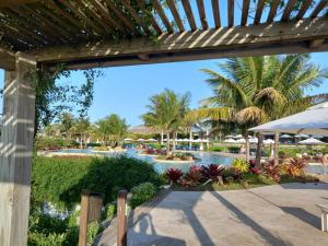 a view of the pool at the resort at Minha Casinha Azul na Represa in Paranapanema
