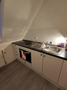 - une cuisine avec un évier et un comptoir dans l'établissement Dachgeschosswohnung mit Klimaanlage in bester Lage, à Menden