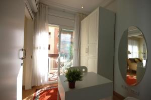 バルセロナにあるLets Holidays Centric Apartment in Barcelonaの鏡と植物のテーブルが備わる部屋