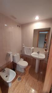 łazienka z toaletą i umywalką w obiekcie Precioso apartamento con piscina cerca de la playa w mieście Benidorm