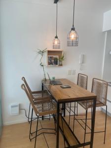 ブエノスアイレスにあるEspectacular en lo mejor de Belgrano sobre Libertadorの木製のテーブルと椅子のあるダイニングルーム