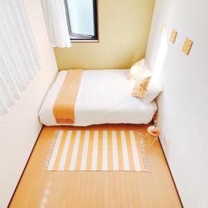 Rúm í herbergi á 小春日和_SOLAMO_微甜館