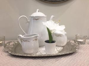 Príslušenstvo na prípravu kávy alebo čaju v ubytovaní Tiny Deluxe Suite in Kalamaria