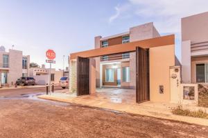 eine Ausstellung eines Hauses auf einer Straße in der Unterkunft Casa Familiar Sian Kaan in Caucel
