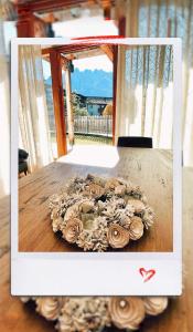 una foto de un montón de rosas en una mesa en Appartamento Verena, en Dobbiaco