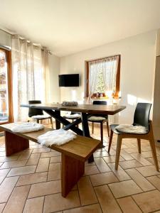 sala de estar con mesa y 2 sillas en Appartamento Verena, en Dobbiaco