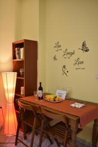 einen Tisch mit einem Obstteller und einer Flasche Wein in der Unterkunft zoe's apartment Bright&Cozy in Athen