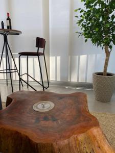 una mesa de centro hecha de un tronco de árbol en Lindo Apartamento com banheira e linda vista a 500 m do Capivari, en Campos do Jordão
