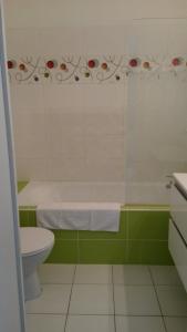 łazienka z toaletą i wanną w obiekcie Royan accès direct à la plage w mieście Royan