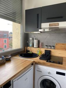 Superbe studio cosy et atypique 3 étoiles的厨房或小厨房
