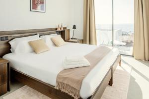 een slaapkamer met een groot wit bed en een balkon bij Villa Felicity in Adeje