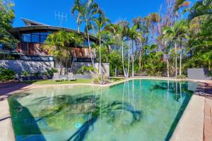 Bazén v ubytování Surfside Beach House 23 Rainbow Shores Aircon Walk To Beach Pool nebo v jeho okolí