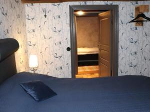 1 dormitorio con 1 cama y puerta a un armario en Holiday home SIMLÅNGSDALEN IV, en Simlångsdalen
