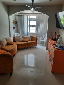 sala de estar con sofá y mesa en Top quadra da praia Copacabana, en Río de Janeiro