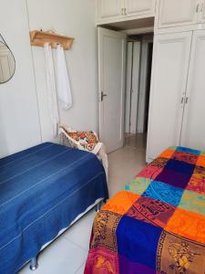 1 dormitorio con 2 camas en una habitación en Top quadra da praia Copacabana, en Río de Janeiro