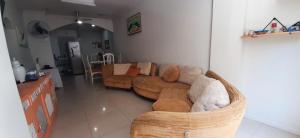 Sala de estar con 2 sofás y mesa en Top quadra da praia Copacabana, en Río de Janeiro