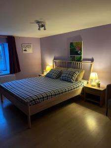 um quarto com uma cama com dois candeeiros em Le Clos de Rosa em La-Roche-en-Ardenne