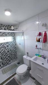 W łazience znajduje się prysznic, toaleta i umywalka. w obiekcie Felicidade in front sea w mieście Saquarema