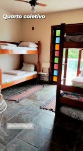 Pokój z 2 łóżkami piętrowymi i sufitem w obiekcie Felicidade in front sea w mieście Saquarema