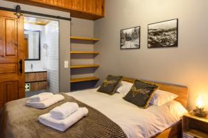 a bedroom with a bed with two towels on it at Casa do Tio Ferreiro in Sabugueiro