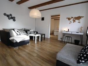 sala de estar con sofá y mesa en charming apartment with fireplace, en Zarchlin