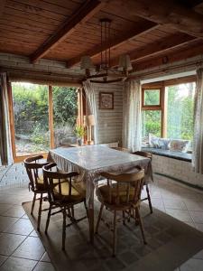 una sala da pranzo con tavolo e sedie di Casa Otto a San Carlos de Bariloche