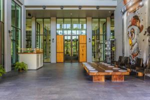 eine Lobby mit einem Tisch in der Mitte eines Gebäudes in der Unterkunft Luxury King Bed Apartment with Pool View and Sauna in Rawai Beach