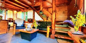 ein Wohnzimmer mit einem Sofa und einem Tisch in der Unterkunft LADERAS DEL CAMPANARIO in San Carlos de Bariloche