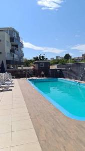 una gran piscina azul en la parte superior de un edificio en APARTAMENTO INGLESES 0151, en Florianópolis