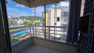 Habitación con balcón con vistas a la piscina. en APARTAMENTO INGLESES 0151, en Florianópolis