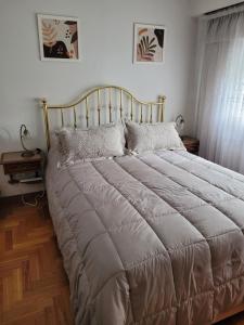 1 dormitorio con 1 cama grande y suelo de madera en Dpto. amplio y luminoso en Mar del Plata