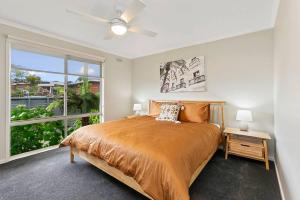 阿波罗湾Miren Cottage Holiday Home Free Wi-Fi的一间卧室，里面有一张床和一扇大窗户。