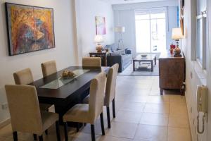 comedor y sala de estar con mesa y sillas en Loft de Buenos Aires en Buenos Aires