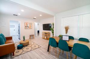 a living room with a table and chairs and a couch at Homey Cozy Newly Renovated Stylish&chic 7 Guests in Tampa